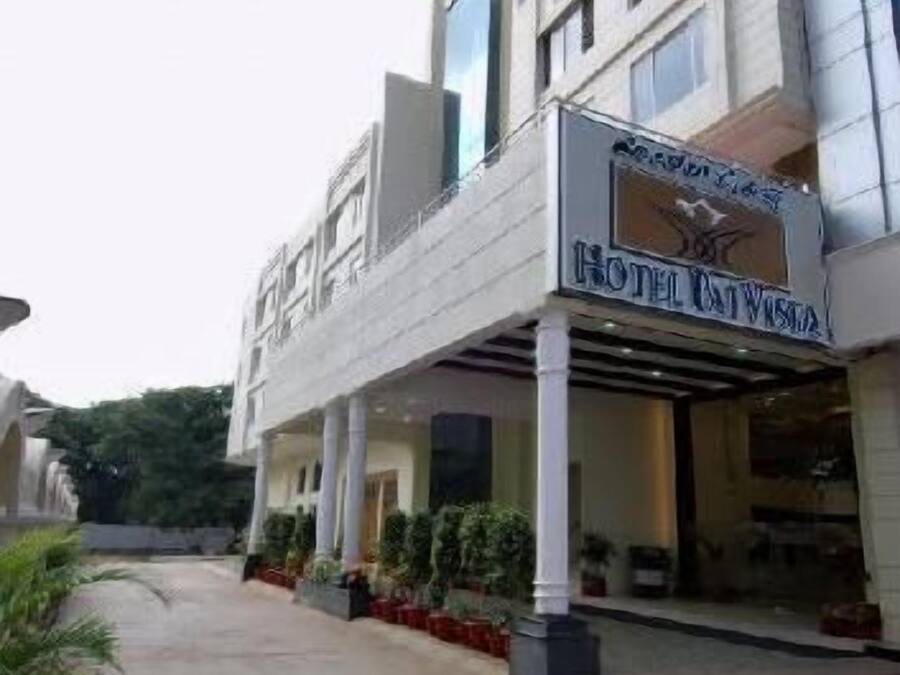 Un hotel con un letrero que dice "HOTEL VISTA".