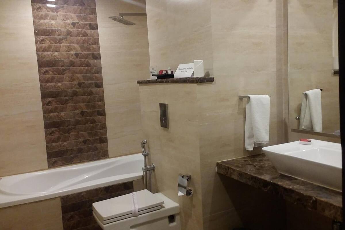 Un baño moderno con bañera, lavabo y zona de ducha.