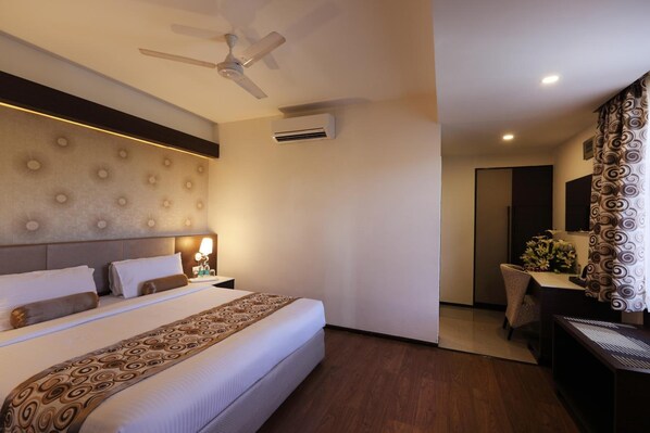 Minibar, Zimmersafe, Schreibtisch, Bügeleisen/Bügelbrett