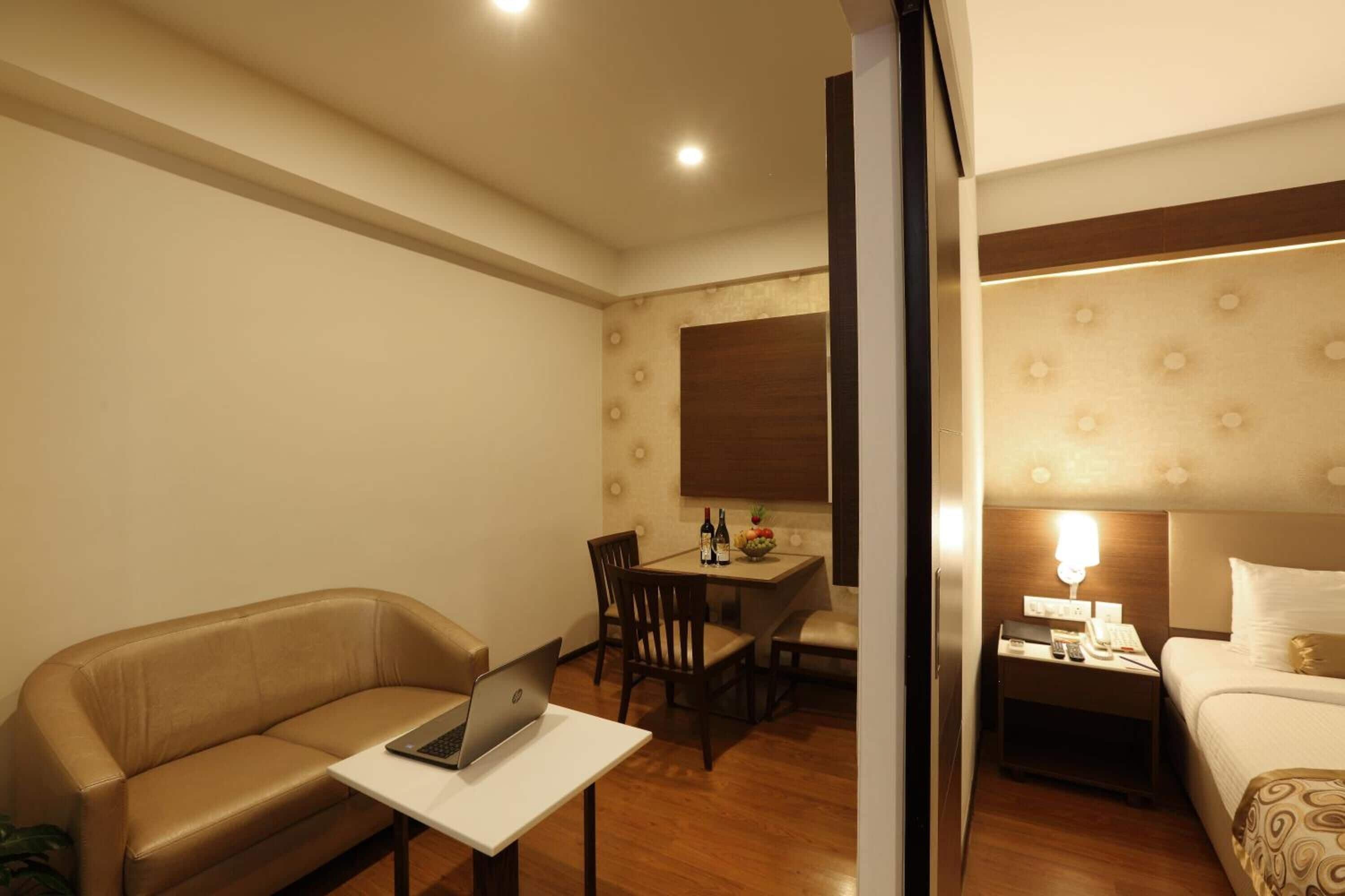 Frigobar, cofres nos quartos, escrivaninha