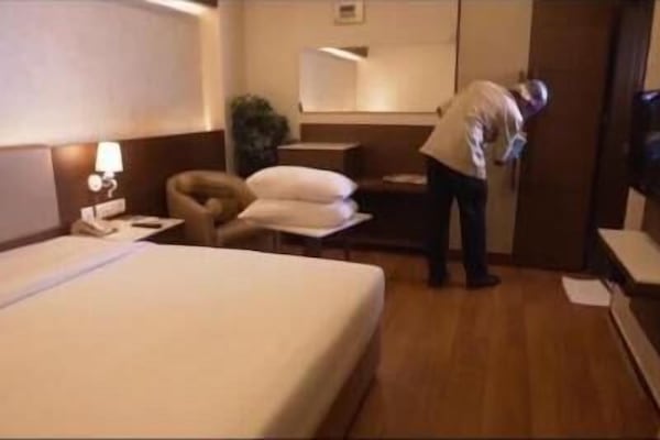 Minibar, caja fuerte, escritorio y tabla de planchar con plancha