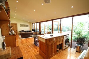 Villa Deluxe, 2 habitaciones, en la zona del jardín | Cocina básica privada | Frigorífico, microondas, placa de cocina y cafetera o tetera