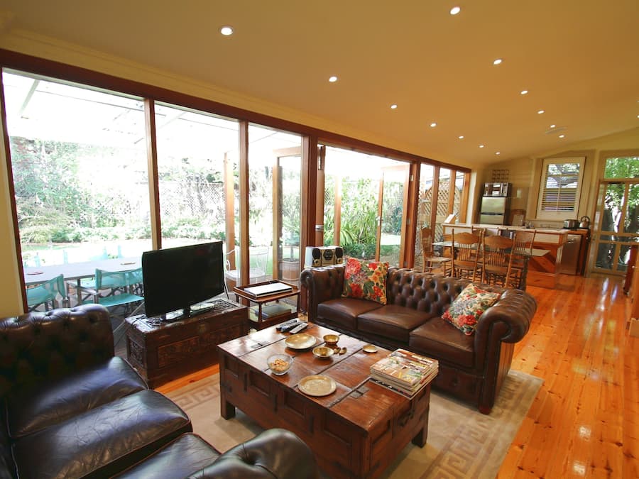 Vila luxo, 2 quartos, no jardim | Área de estar | TV de tela plana 83 cm com canais digitais, TV LCD, DVD player