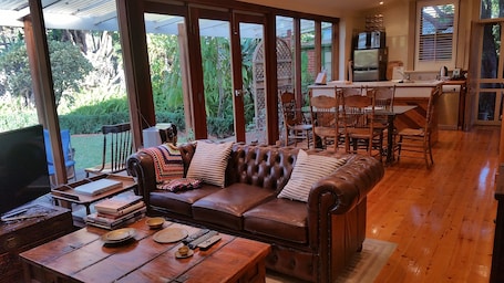 Villa Deluxe, 2 habitaciones, en el área del jardín | Área de sala de estar | Televisión de pantalla plana de 83 cm con canales digitales