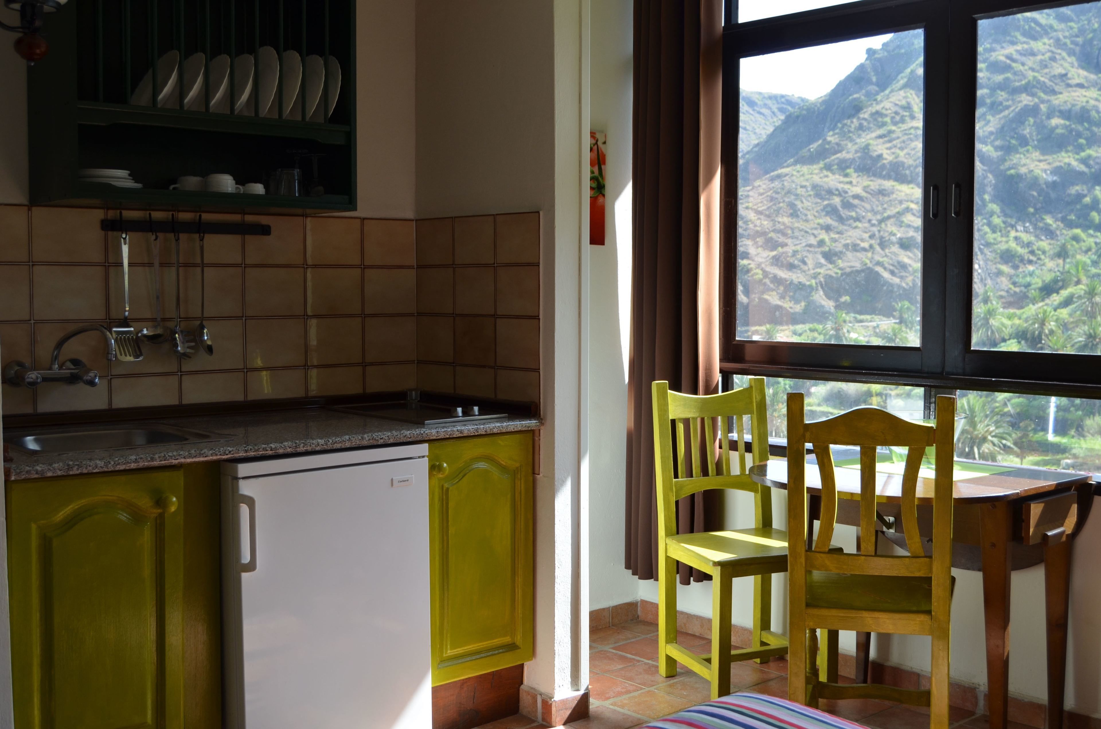 basic studio, 1 double bed, mountain view | in-room dining