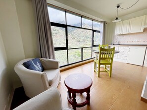 Frigobar, microondas, placa de cocina, cafetera/tetera