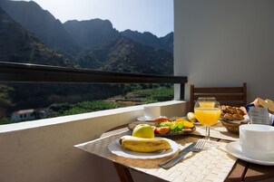 Estudio tradicional, balcón, vistas a la montaña | Balcón