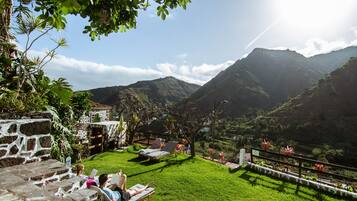 Una piscina al aire libre (de 09:00 a 19:30), sombrillas, tumbonas