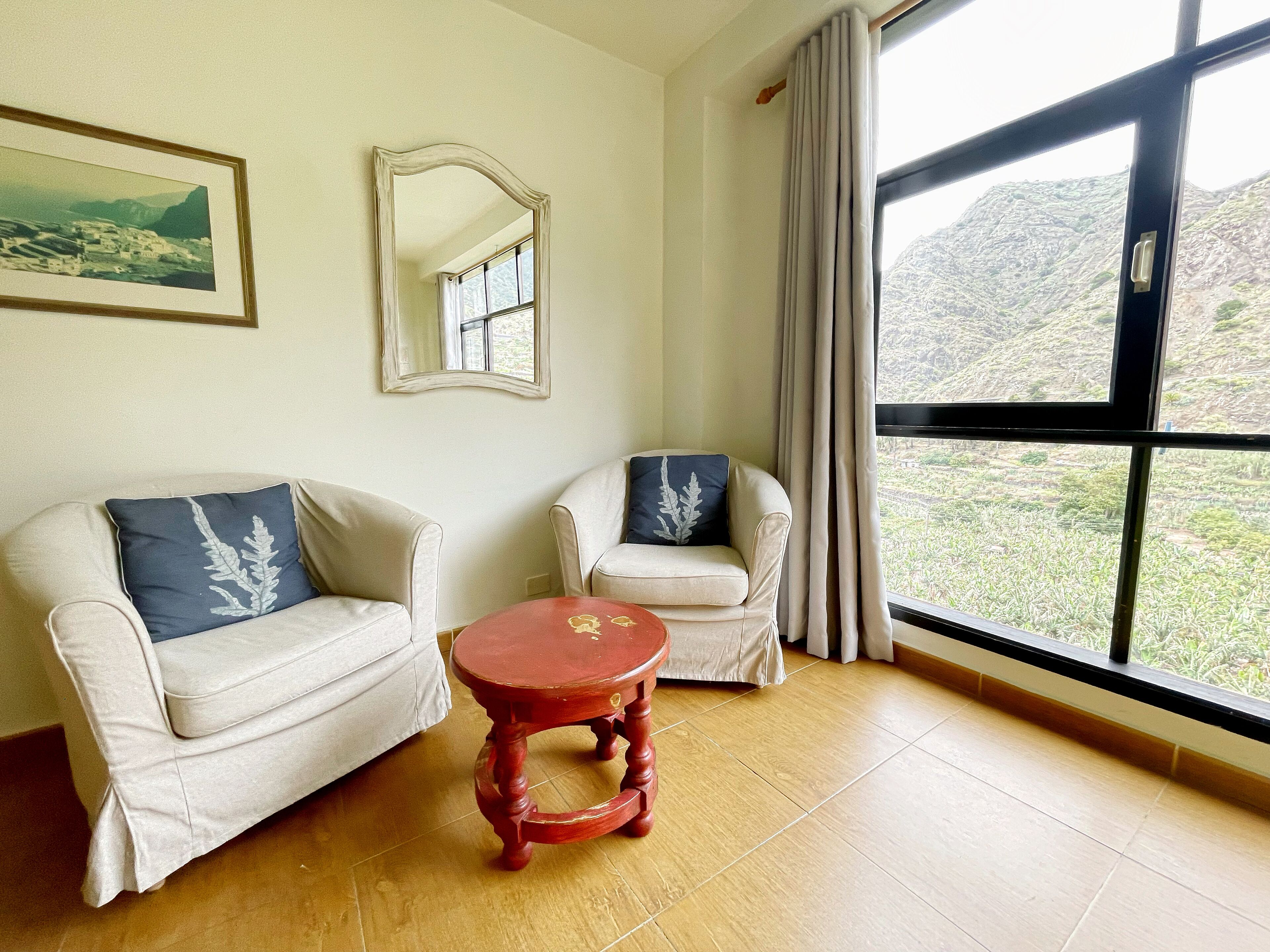 basic studio | living area | 32-inch led tv with digital channels, tv