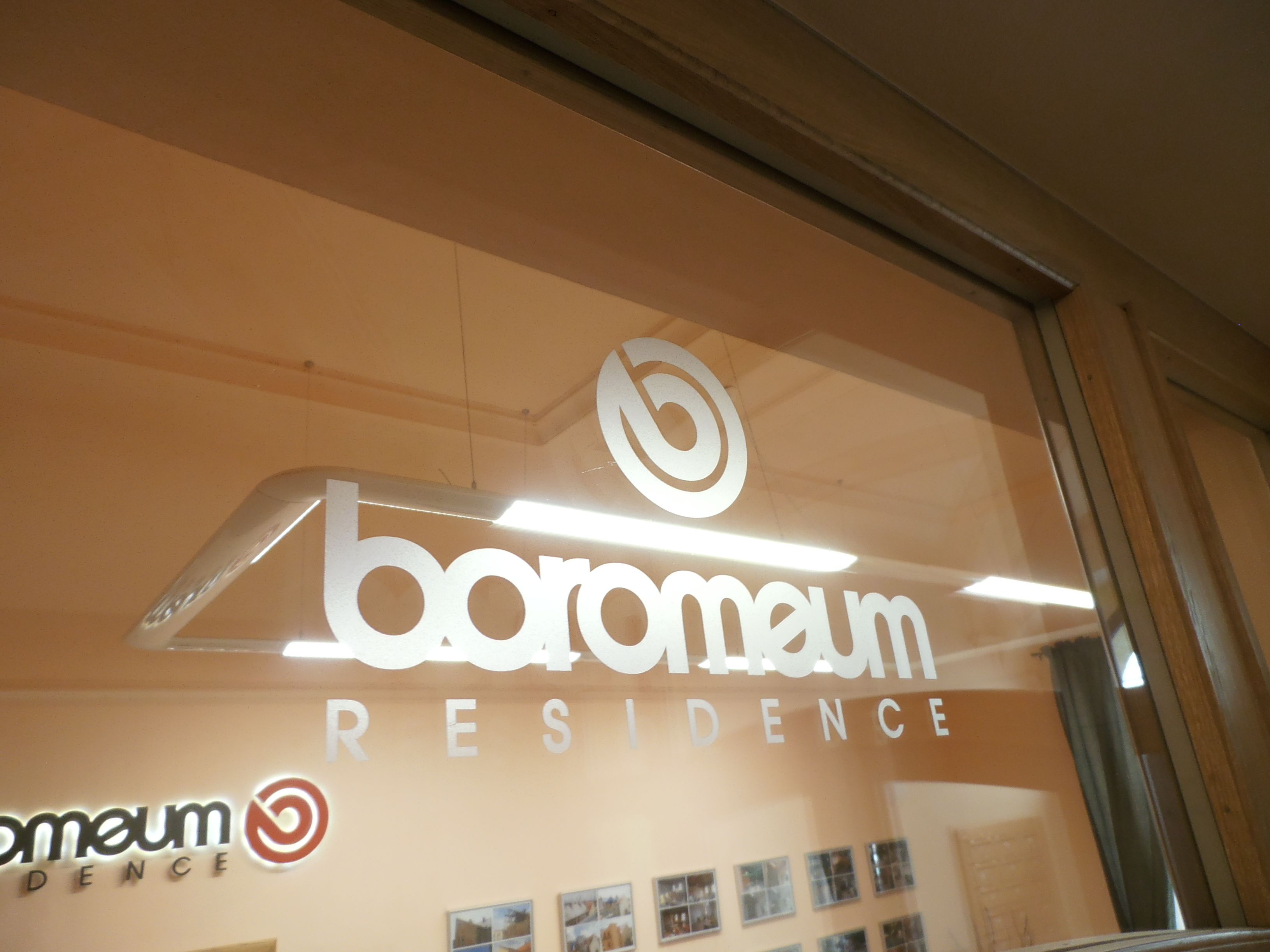 Una ventana con el texto "baromeum RESIDENCE" y un logotipo.