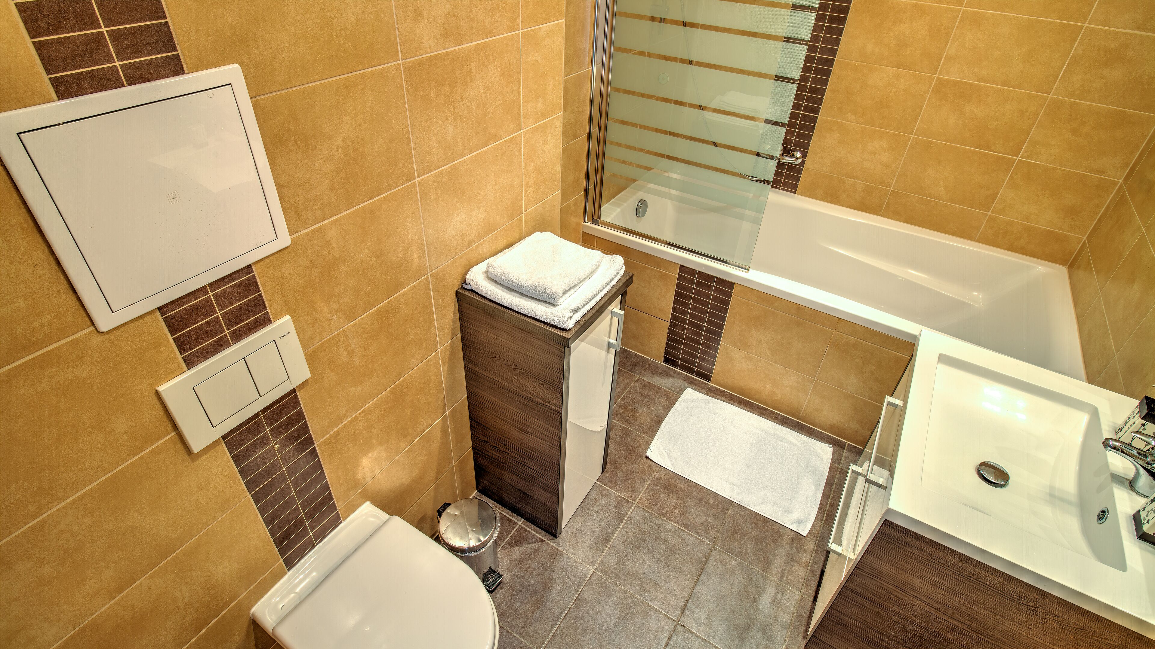 Un bagno con servizi igienici, lavandino e vasca da bagno.