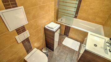 Un bagno con servizi igienici, lavandino e vasca da bagno.