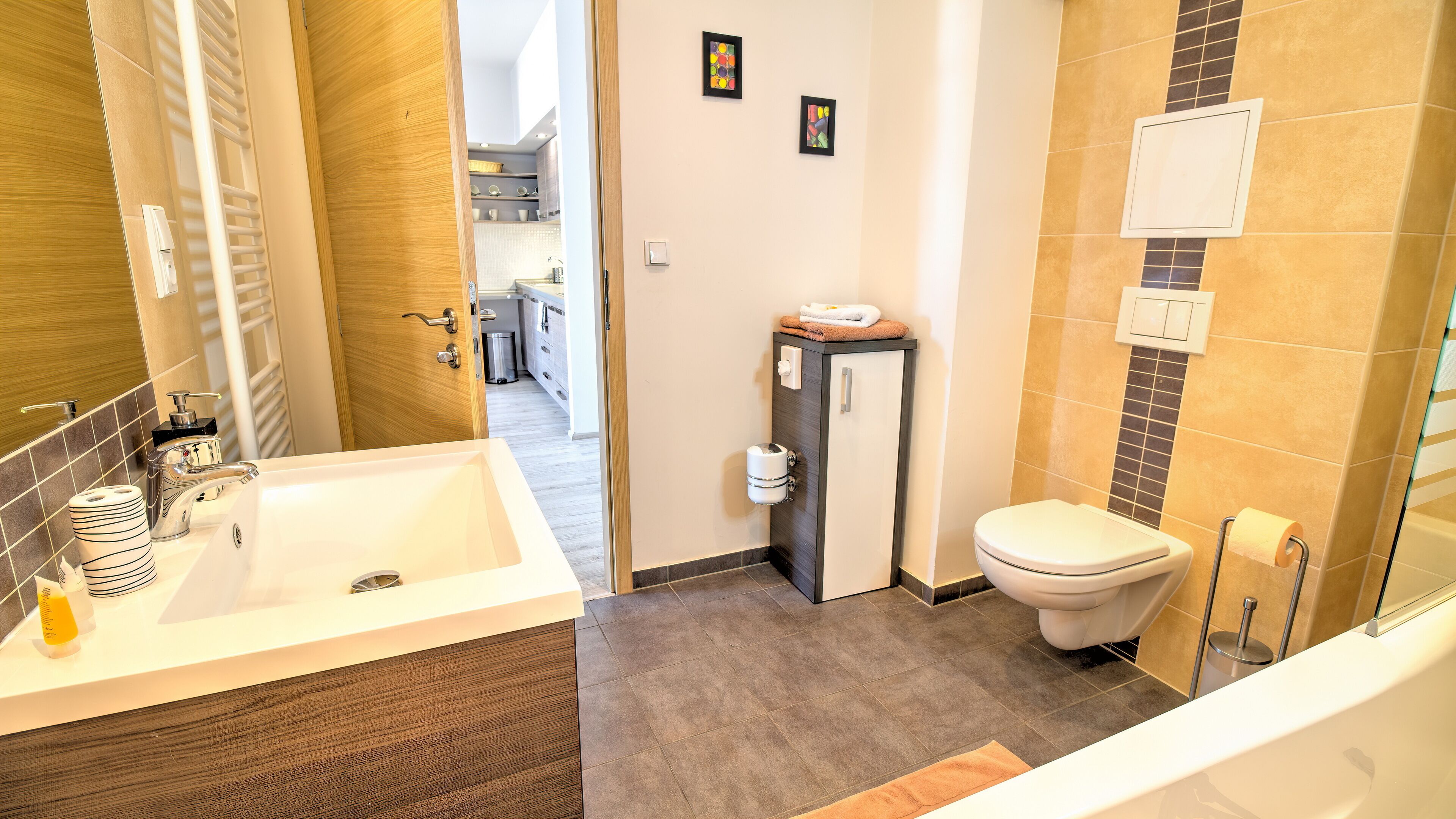 Une petite salle de bain comprenant un lavabo, des toilettes et un espace douche.