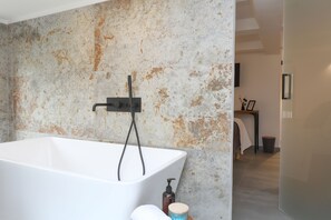Signature Room (Low ceiling 1.85m/6ft 7in) | Bathroom | Shower, free toiletries, hair dryer, slippers - Bohémien Boutique Guesthouse (Cefalù)