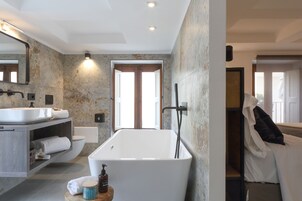 Habitación Signature (Low ceiling 1.85m/6ft 7in) | Baño | Ducha, artículos de higiene personal gratuitos y secador de pelo