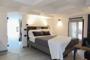 Signature Room (Low ceiling 1.85m/6ft 7in) | 1 bedroom, down comforters, minibar, individually decorated - Bohémien Boutique Guesthouse (Cefalù)