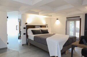 Signature Room (Low ceiling 1.85m/6ft 7in) | 1 bedroom, down comforters, minibar, individually decorated