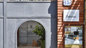 Un edificio de ladrillo con un letrero que indica una cafetería llamada "Bohemien" y el número "15c".