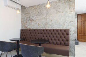 Coin salon dans le hall