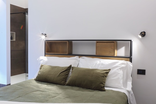 Habitación exclusiva, 1 cama Queen size, balcón, vista a la ciudad | 1 habitación, edredón, minibar y decoración personalizada