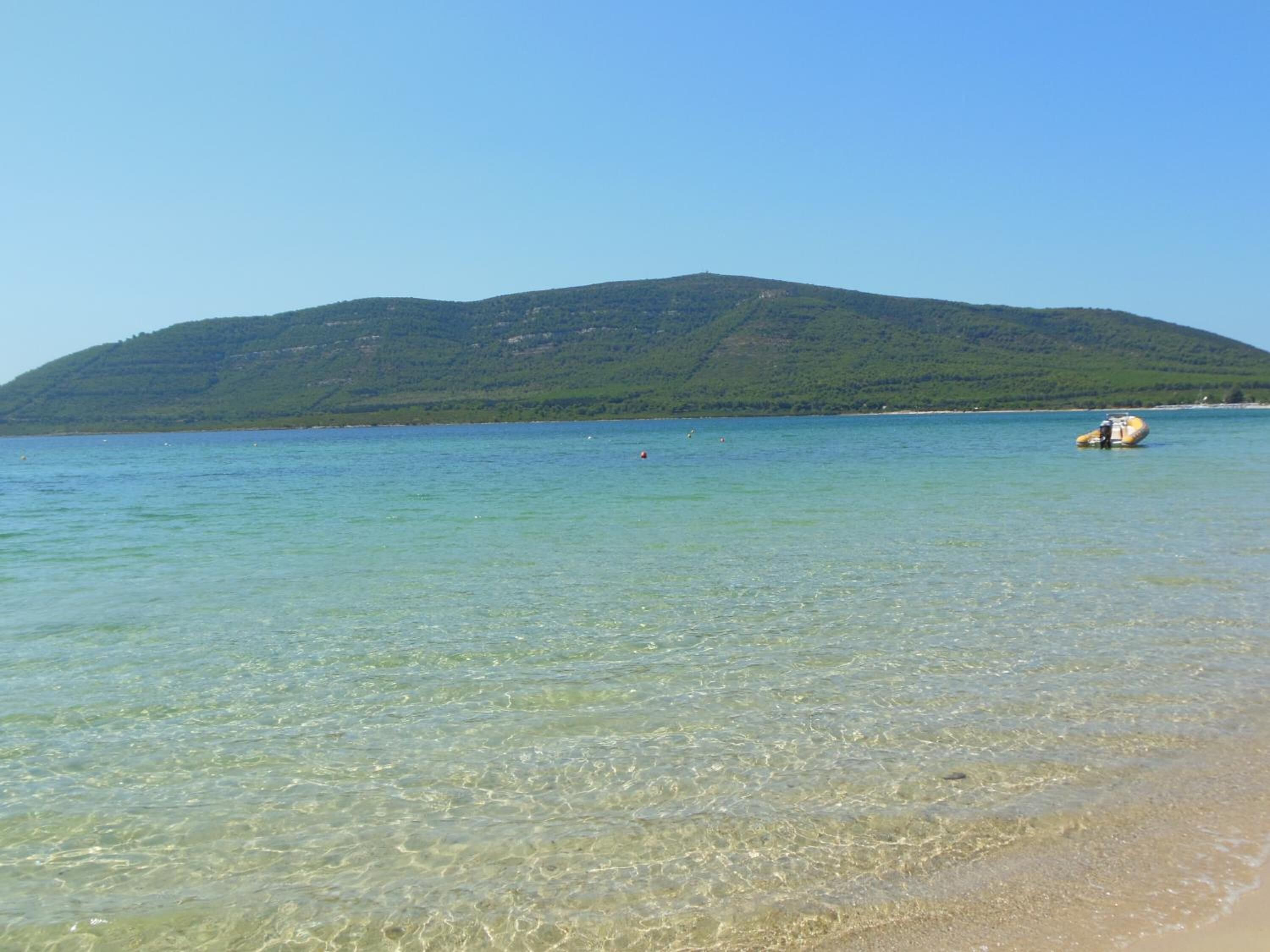 Plage à proximité, sable blanc, navette pour la plage, parasols