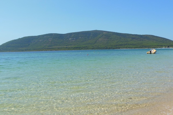 Una playa cerca, arena blanca, traslado desde/hacia la playa, sombrillas