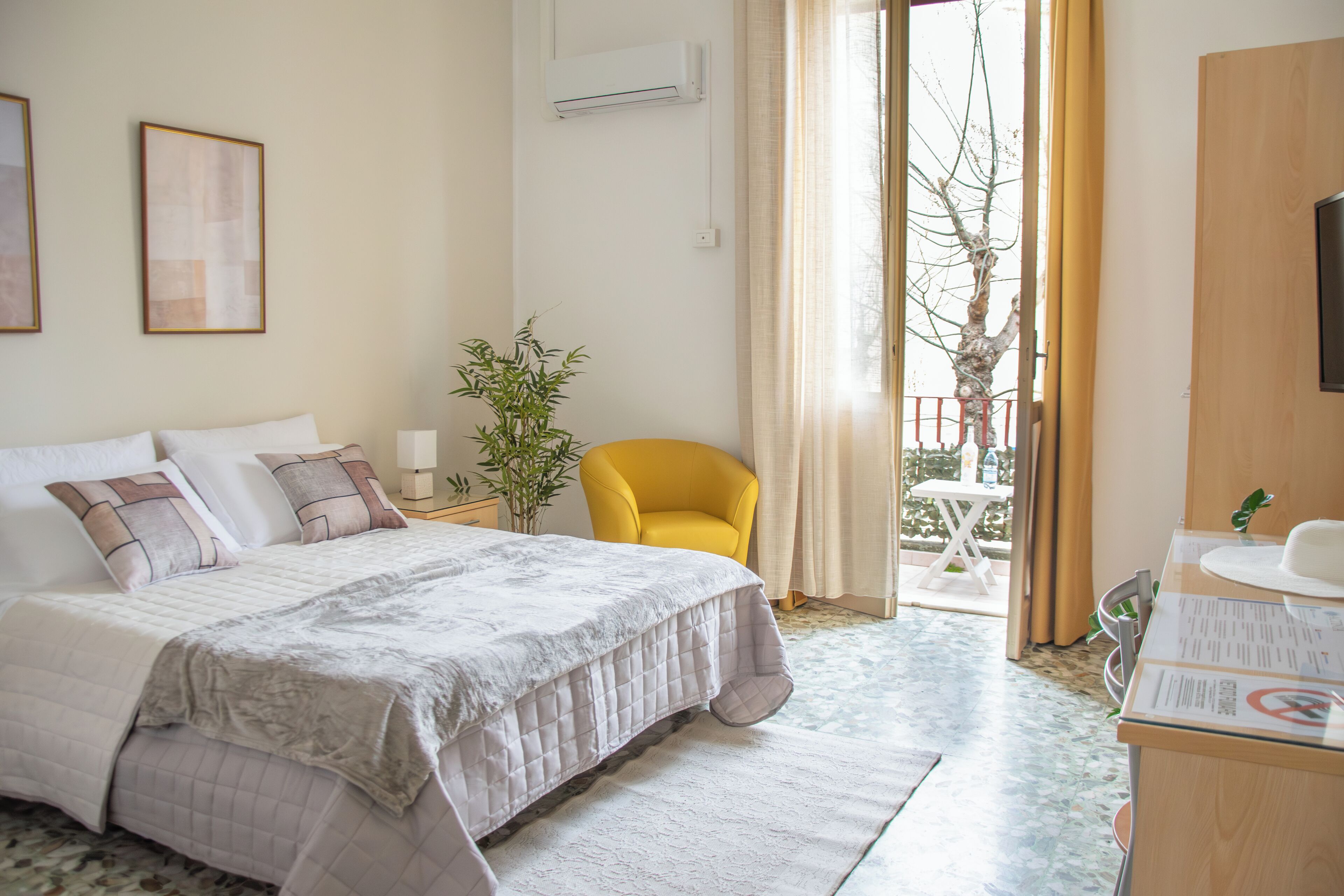 Driepersoonskamer | Luxe beddengoed, donzen dekbedden, Select Comfort-bedden, een bureau