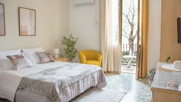 Driepersoonskamer | Luxe beddengoed, donzen dekbedden, Select Comfort-bedden, een bureau