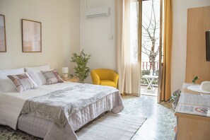 Triple Room | Premium bedding, down comforters, Select Comfort beds, desk - Actinia Accomodation (Alghero)