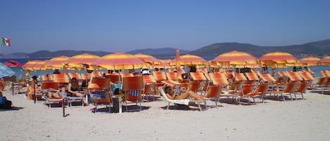 In Strandnähe, weißer Sandstrand, Shuttle zum Strand, Sonnenschirme