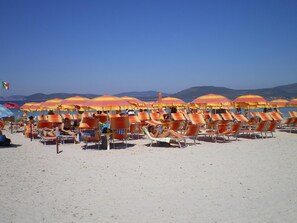 Una playa cerca, arena blanca, traslado desde/hacia la playa, sombrillas