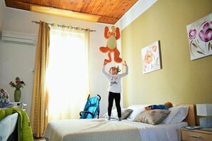 Quadruple Room | Premium bedding, down comforters, Select Comfort beds, desk - Actinia Accomodation (Alghero)
