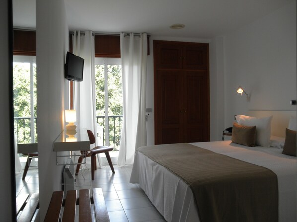 Double Room | In-room safe, desk, rollaway beds, free WiFi