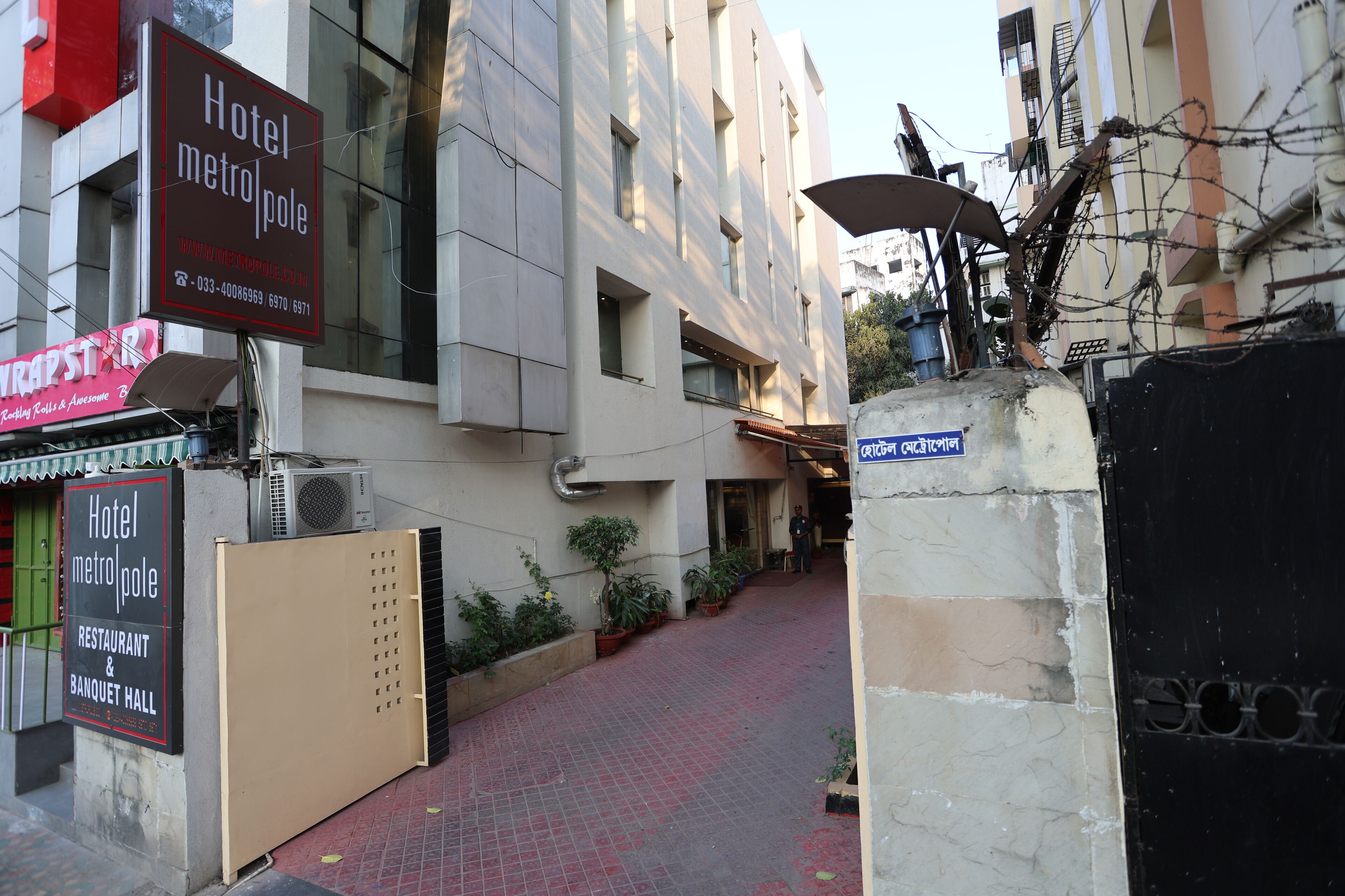 A hotel entrance with a sign indicating a restaurant and banquet hall.