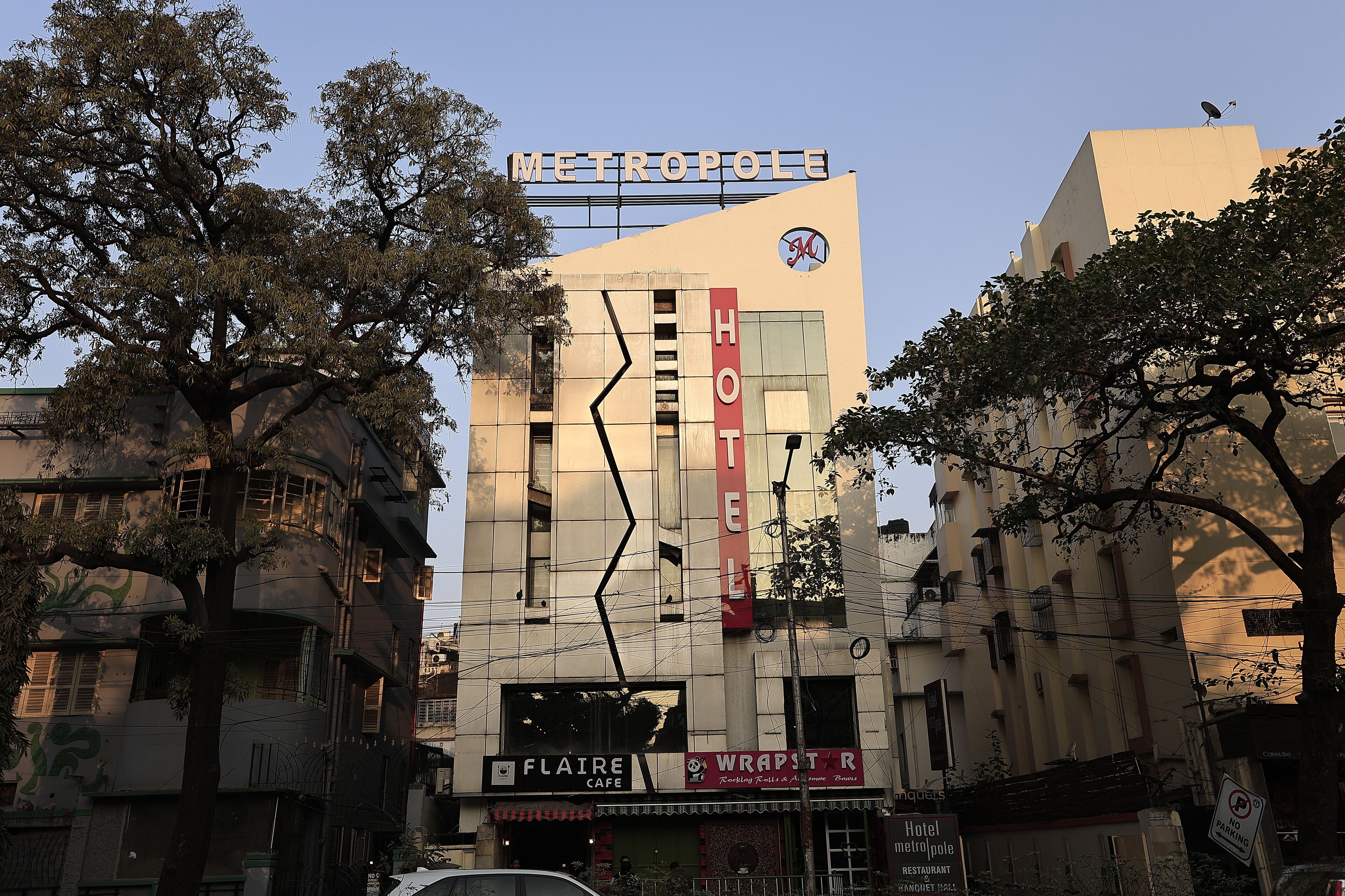 Ein Hotel namens Metropole, mit einem Schild, das angibt, dass es sich um ein Hotel handelt.