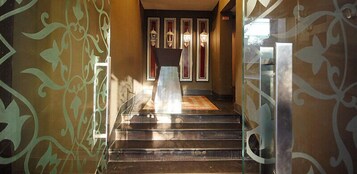 Breakfast, lunch, dinner served; international cuisine 