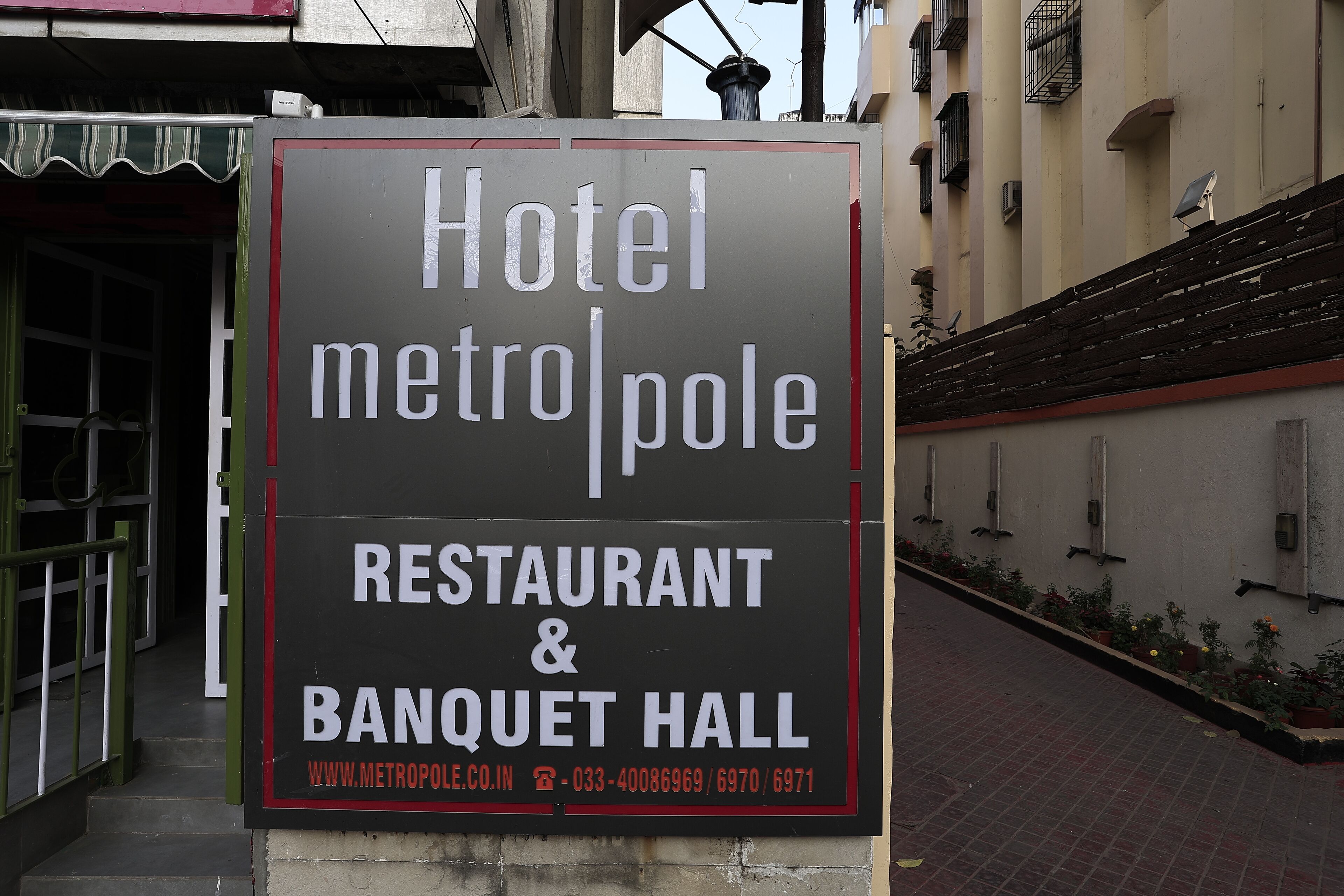 Señalización del Hotel MetroPole, que indica que cuenta con restaurante y salón de banquetes.