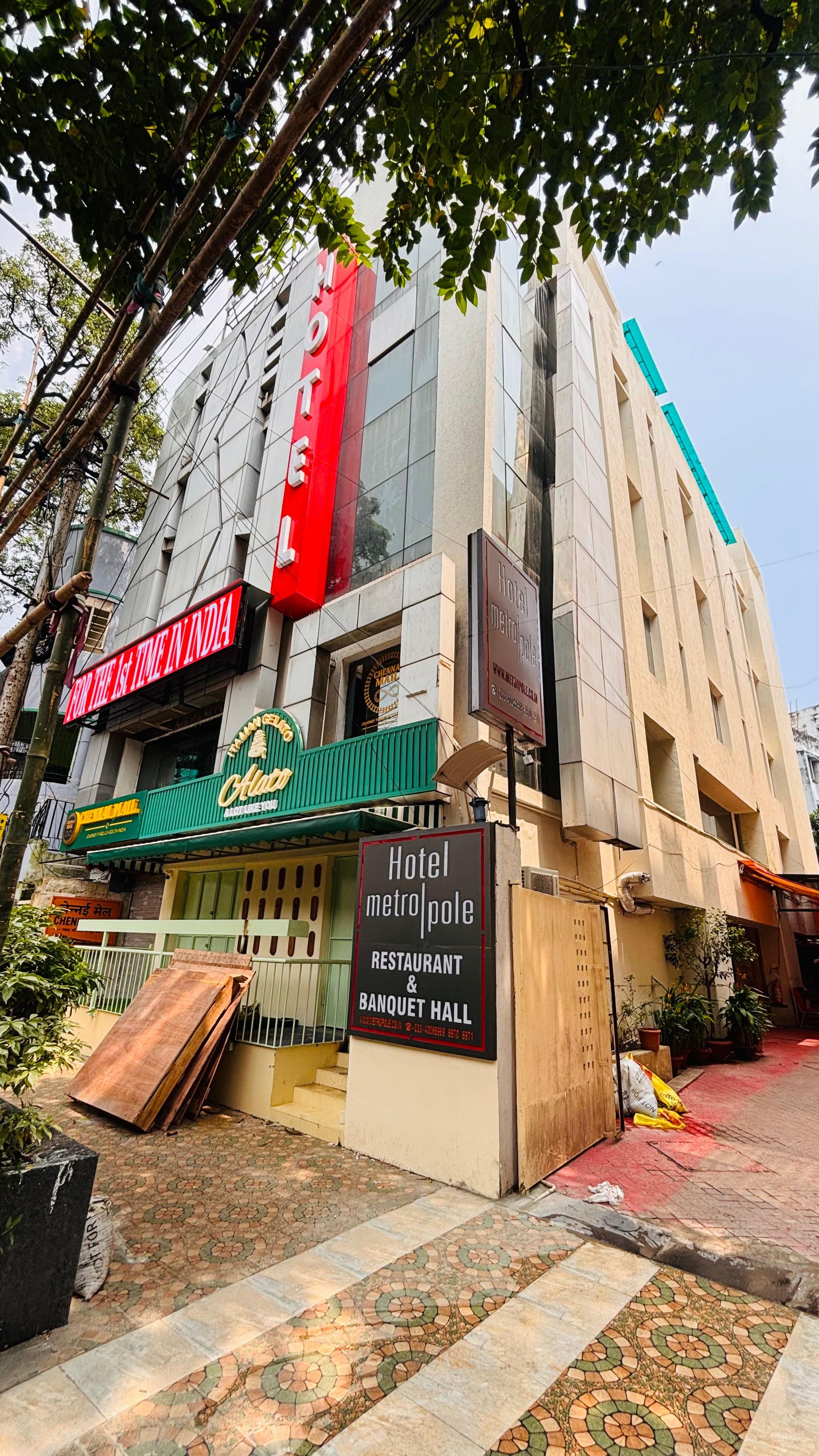 A hotel with a sign indicating it has a restaurant and banquet hall.