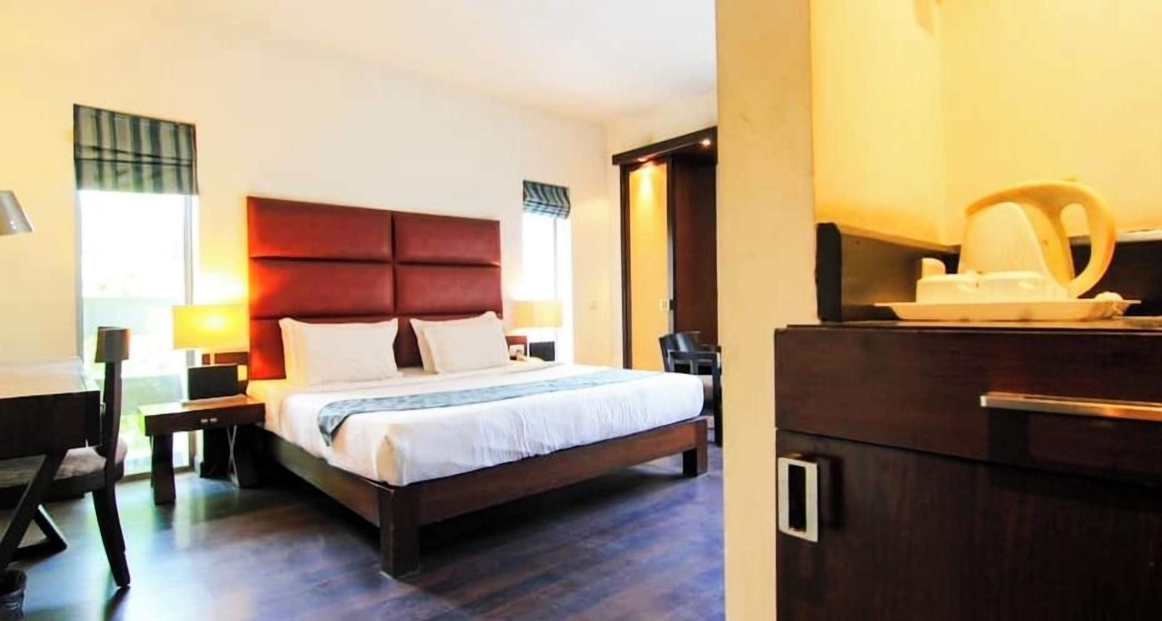 行政双人房 | 高档床上用品、迷你吧、客房内保险箱、办公桌