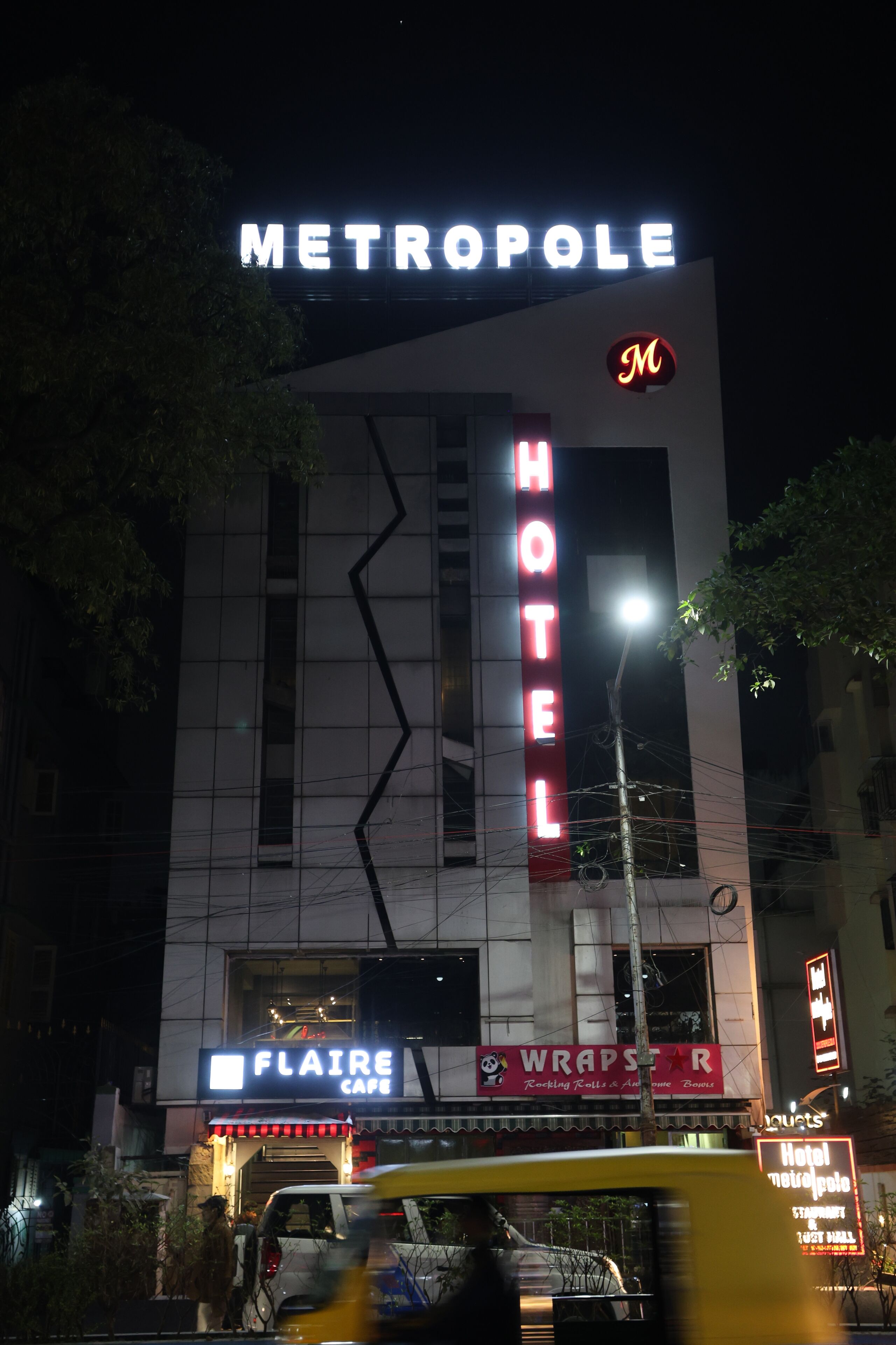 Een hotel genaamd METROPOLI HOTEL, met een opvallend bord.