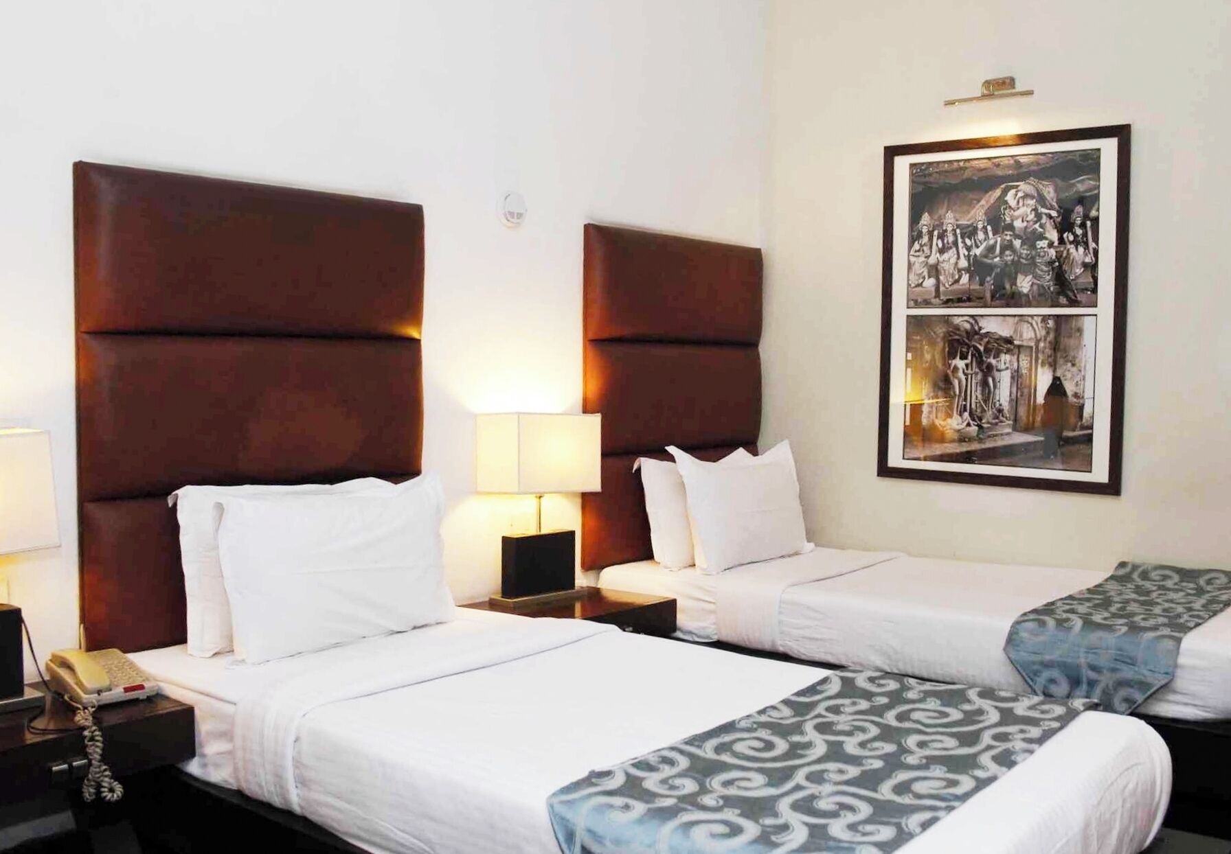 华丽双床房 | 高档床上用品、迷你吧、客房内保险箱、办公桌