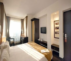 Habitación estándar | Ropa de cama de alta calidad, minibar, caja fuerte y escritorio