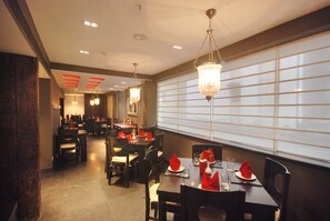 Aperto a colazione, pranzo e cena, cucina internazionale 