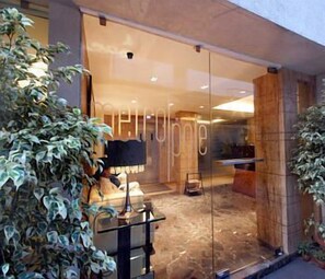 Property entrance - Metropole (Kolkata)