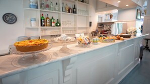 Montaje de bufé con una variedad de alimentos y bebidas.