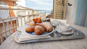 Vierbettzimmer | Minibar, Zimmersafe, Schreibtisch, BĂŒgeleisen/BĂŒgelbrett