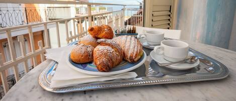Quadruple Room | Minibar, in-room safe, desk, iron/ironing board