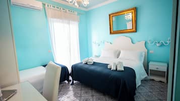 Minibar, caja de seguridad en la habitación y escritorio