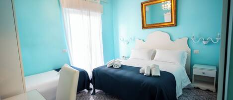 トリプルルーム | ミニバー、セーフティボックス (室内)、デスク、アイロン / アイロン台