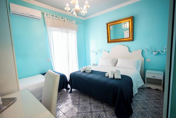 Habitación triple | Minibar, caja de seguridad en la habitación y escritorio 